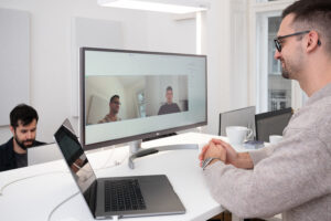 Reservar una cita con el notario por Internet: un hombre participa en una cita con el notario por videoconferencia a través de «notarity» desde su ordenador portátil